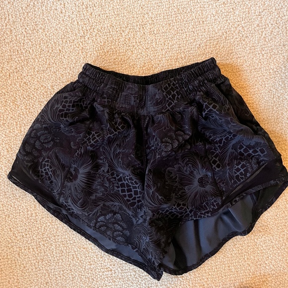 Lululemon Hotty Hot Lined Shorts, Size 4, Tall - Picture 1 of 2